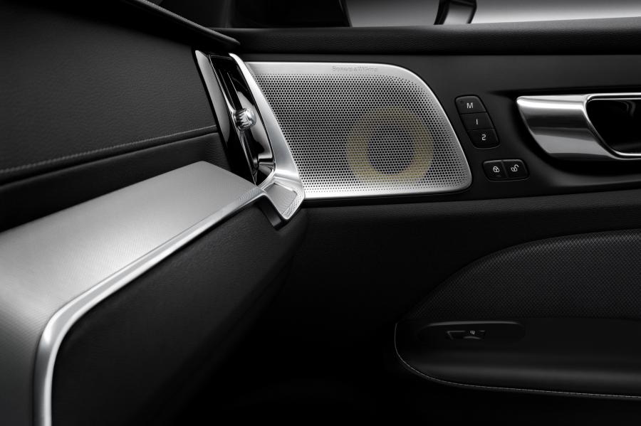 Детали интерьера Volvo S60 T6 R-Design 2018 года  (WW) (фото 25 из 63)